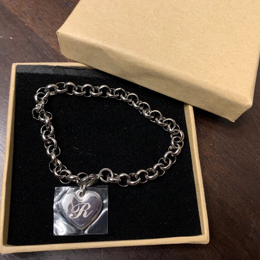♥️Letter “R” bracelet BNIB♥️